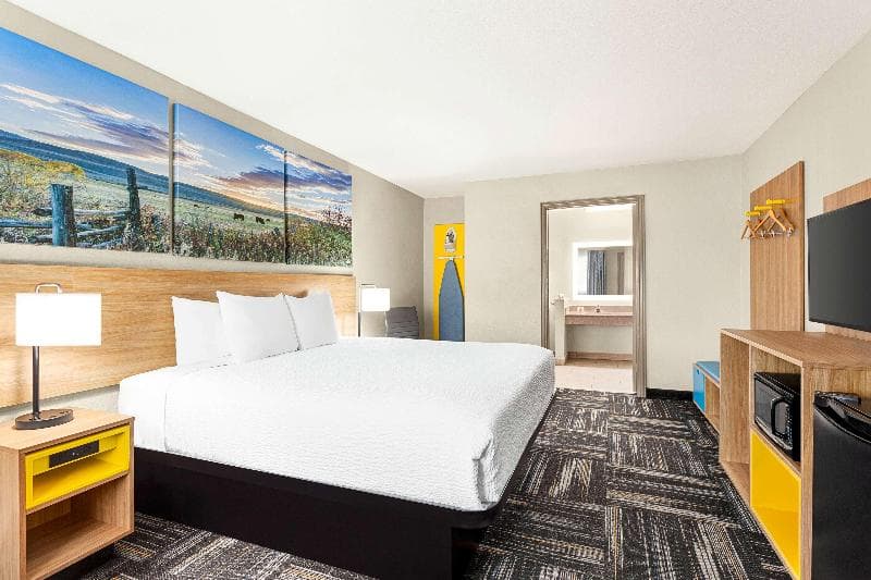 Days Inn By Wyndham Paris photo 1