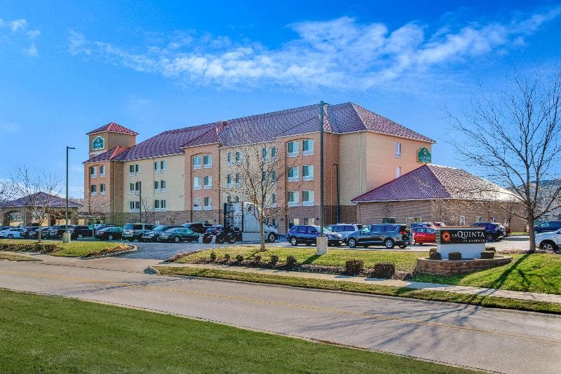 La Quinta Inn & Suites by Wyndham Indianapolis Airport West photo 1