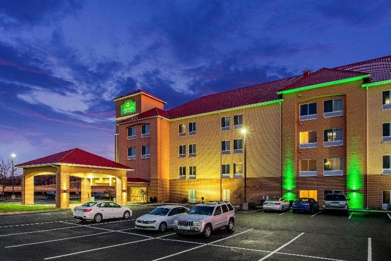 La Quinta Inn & Suites by Wyndham Indianapolis Airport West 4