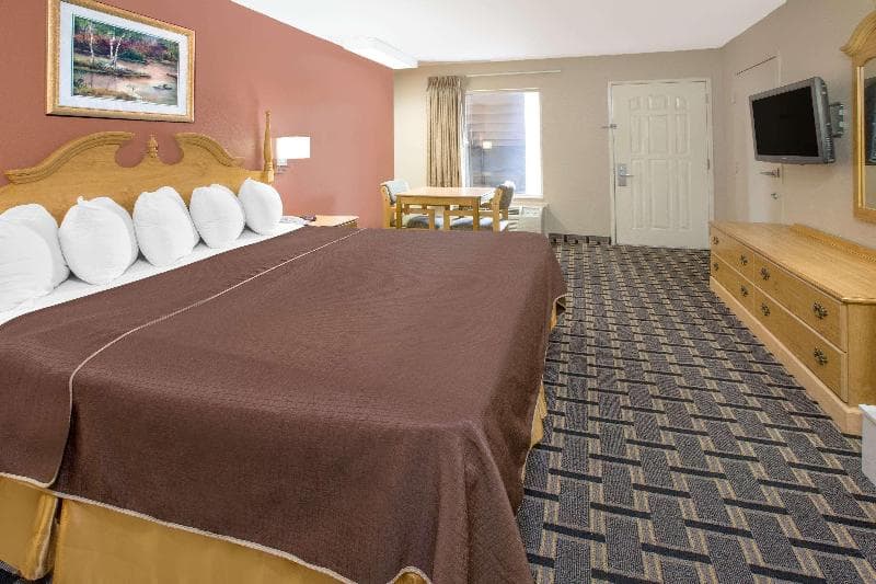 Days Inn & Suites By Wyndham Pine Bluff photo 1