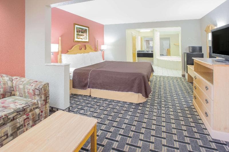 Days Inn & Suites By Wyndham Pine Bluff 2