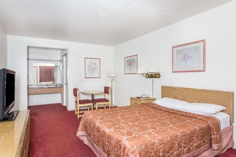 Super 8 By Wyndham Phoenix Metro North 4