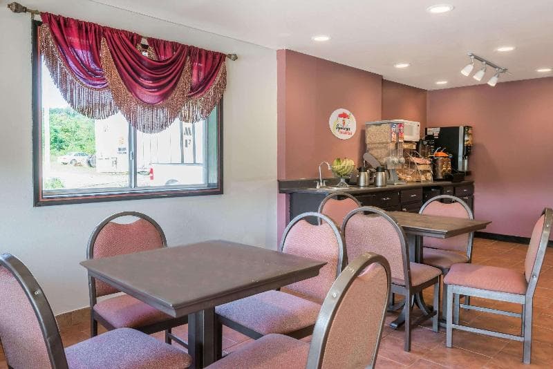 Super 8 By Wyndham Pittsburgh/Monroeville photo 1