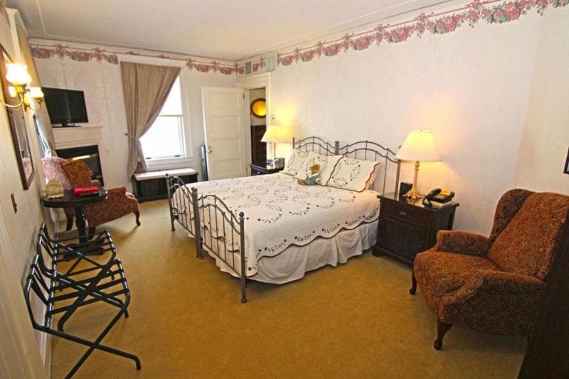 Gateways Inn & Restaurant 4