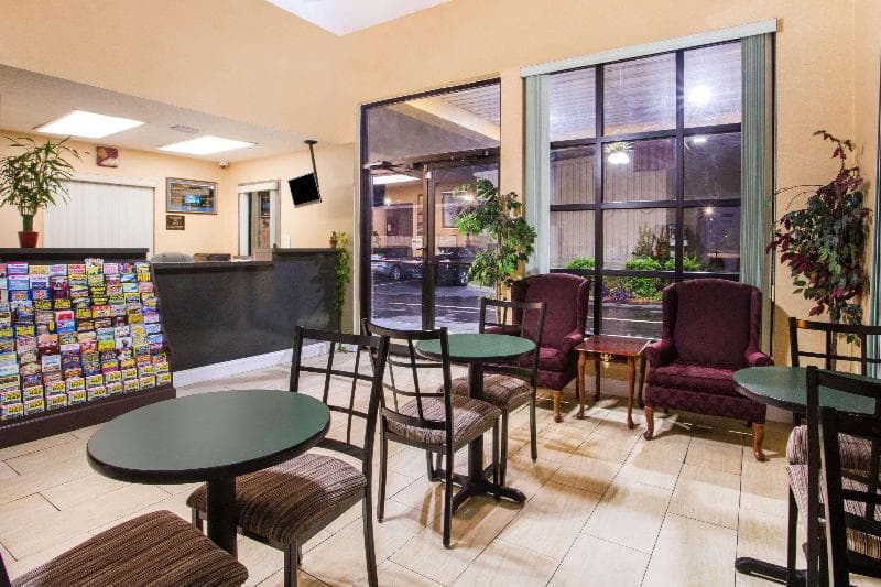 Howard Johnson by Wyndham Panama City 3