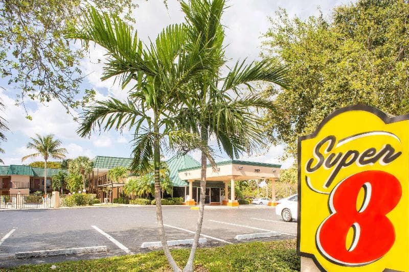 Super 8 by Wyndham North Palm Beach photo 1