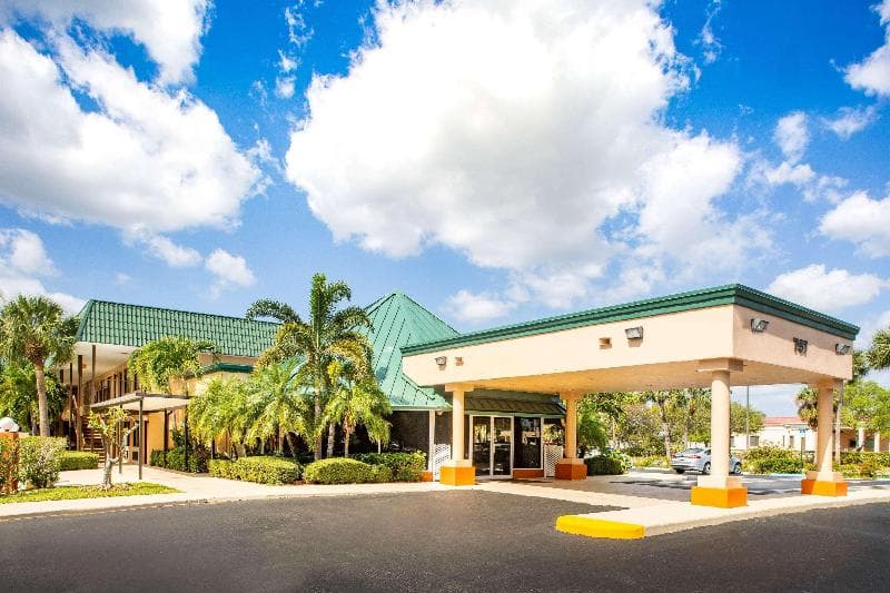 Super 8 by Wyndham North Palm Beach 2