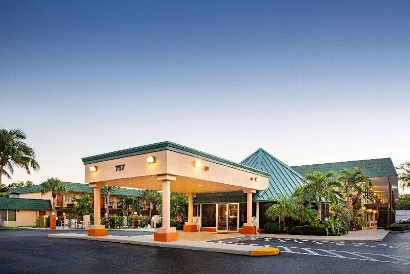Super 8 by Wyndham North Palm Beach 3