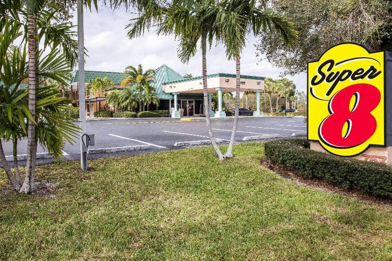 Super 8 by Wyndham North Palm Beach 4