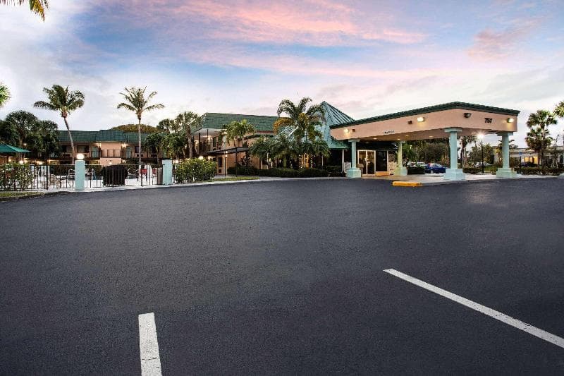 Super 8 by Wyndham North Palm Beach 5