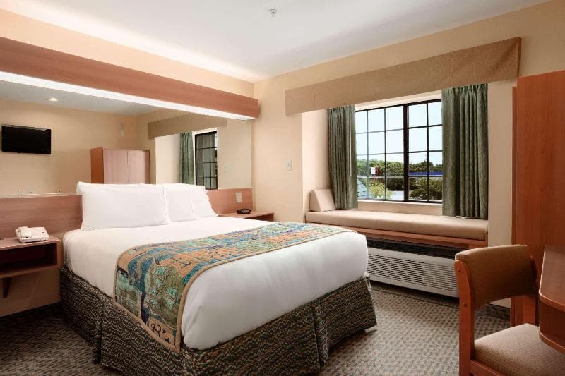 Microtel Inn & Suites by Wyndham Panama City 3