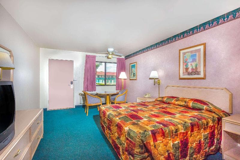 Travelodge Suites by Wyndham Phoenix Mesa 2