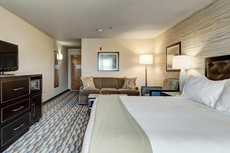 Holiday Inn Express & Suites Warwick-Providence (Airport) 3