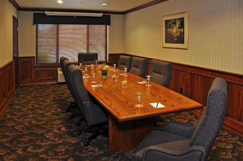 Oxford Suites Portland - Jantzen Beach photo 1