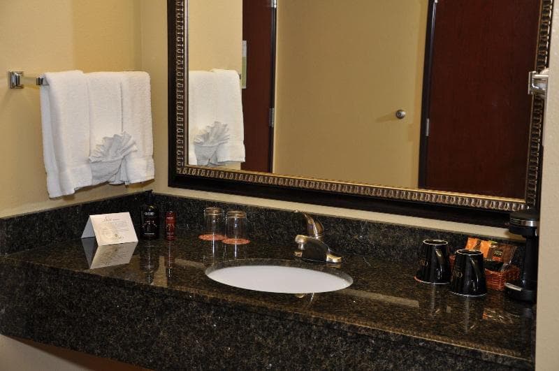 Oxford Suites Portland - Jantzen Beach 5