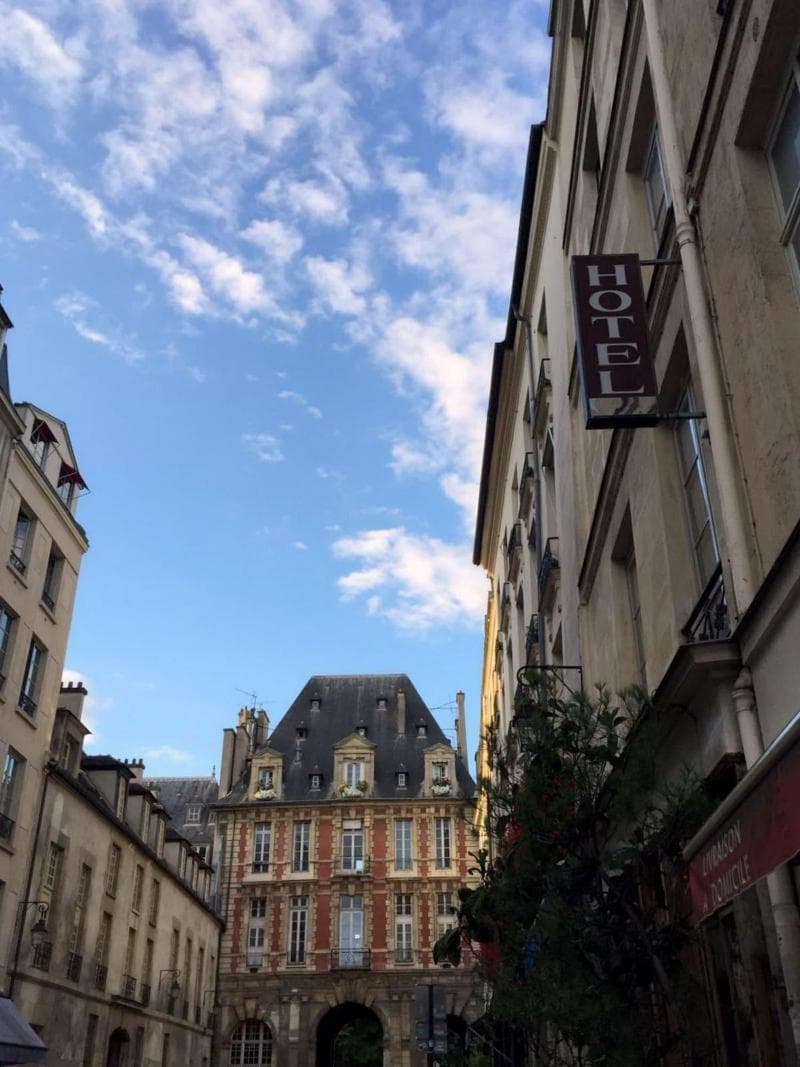 De La Place Des Vosges 5