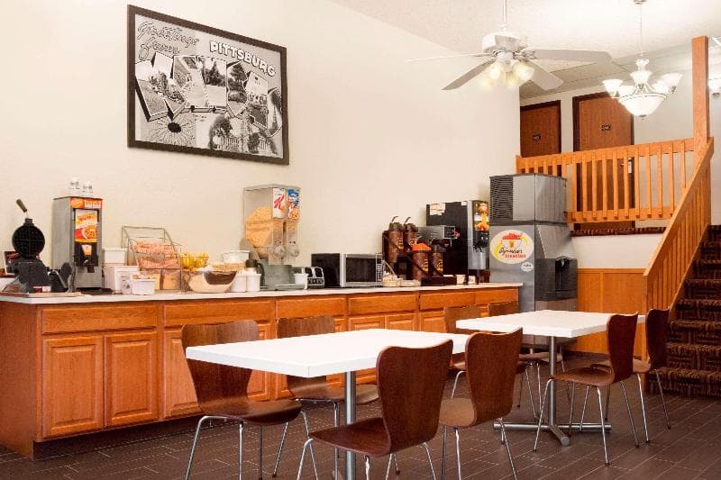 Super 8 by Wyndham Pittsburg KS 4