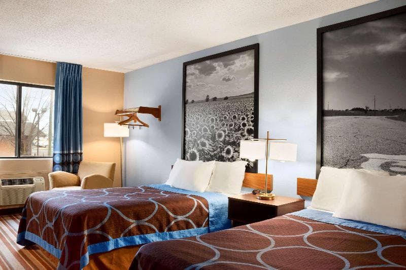 Super 8 by Wyndham Pittsburg KS photo 1