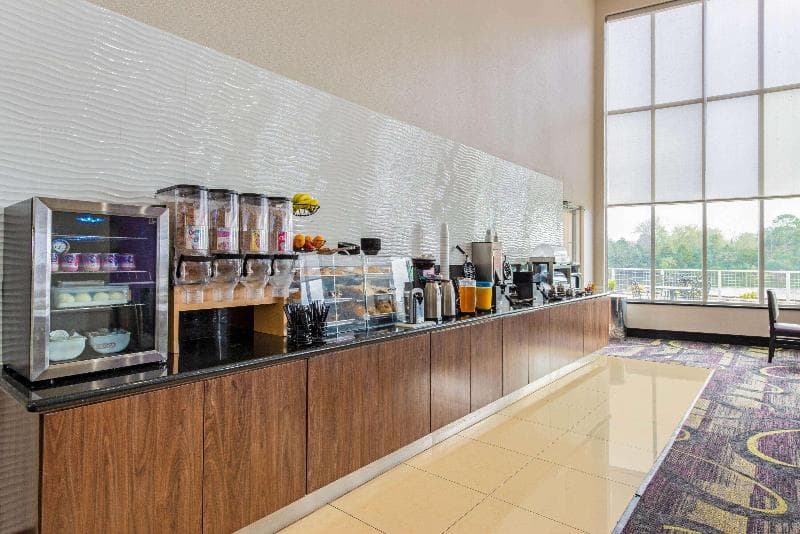 La Quinta Inn & Suites by Wyndham Bridge City 3