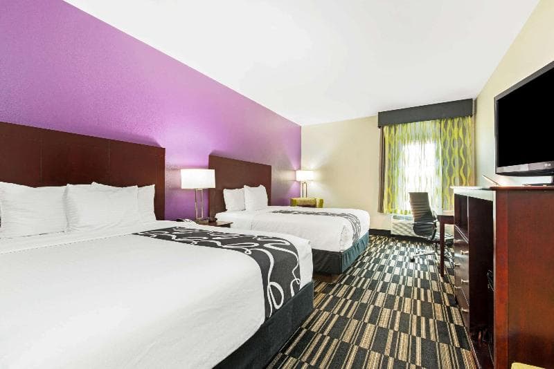 La Quinta Inn & Suites by Wyndham Bridge City 5