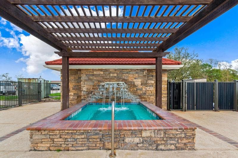 La Quinta Inn & Suites by Wyndham Bridge City 4