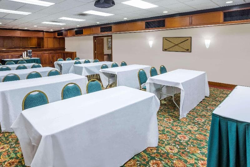 Days Inn & Conf Center By Wyndham Southern Pines Pinehurst 2