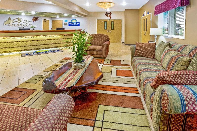 Days Inn & Suites By Wyndham Gresham 5