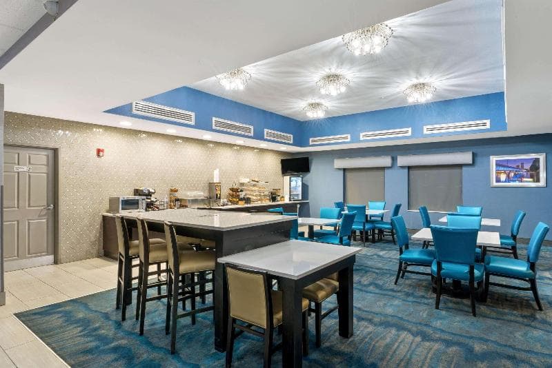 La Quinta Inn & Suites by Wyndham Phoenix I-10 West 3