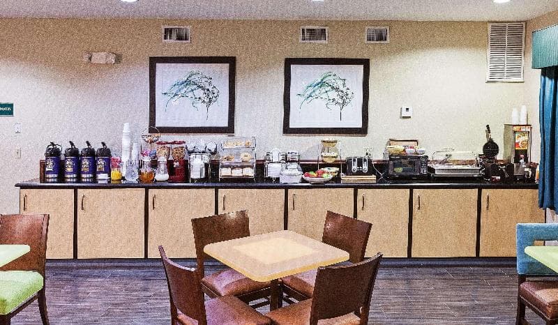 La Quinta Inn & Suites by Wyndham Pasadena 3