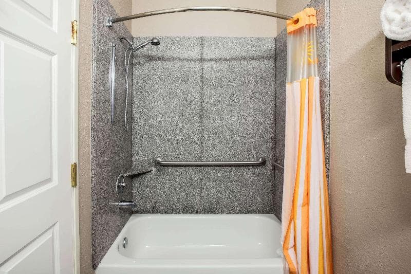 La Quinta Inn & Suites by Wyndham Pasadena 4