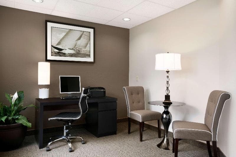 Super 8 By Wyndham Portland Airport 2