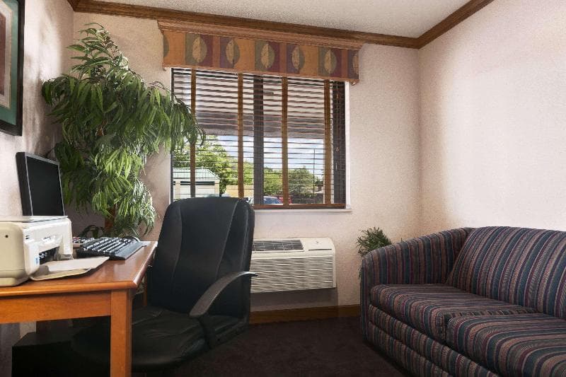 Super 8 by Wyndham Peoria 5