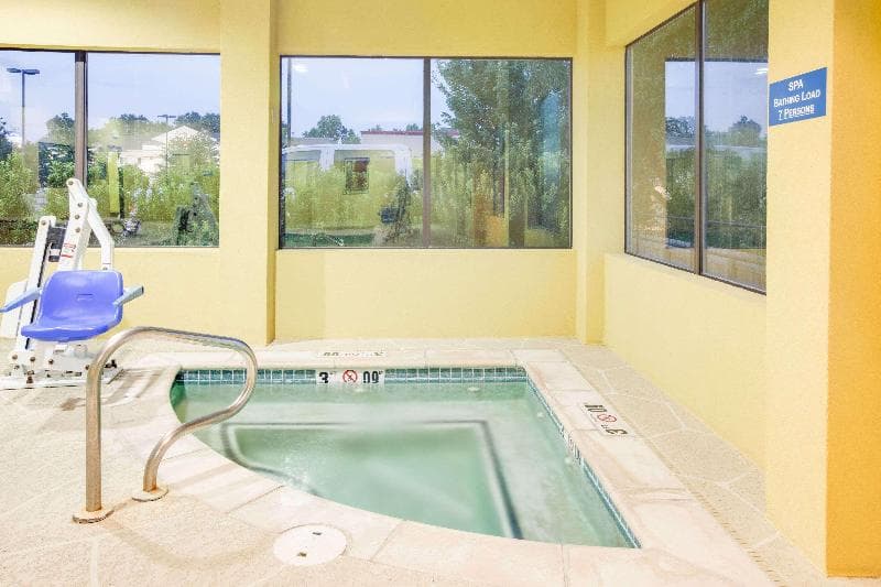 Days Inn & Suites by Wyndham Russellville 4