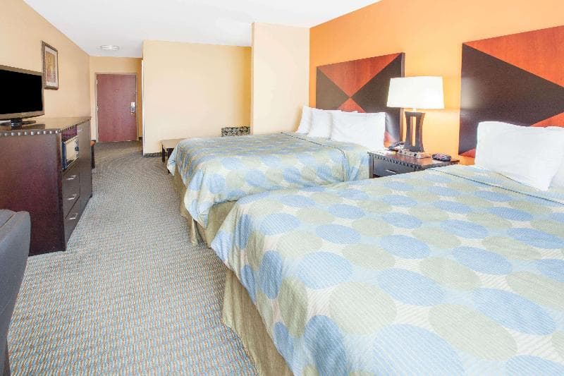 Days Inn & Suites by Wyndham Russellville 2
