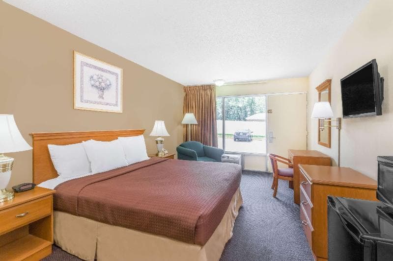 Days Inn by Wyndham Christiansburg photo 1