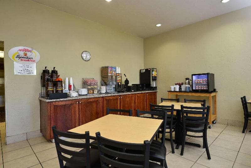 Super 8 by Wyndham Roseburg 3