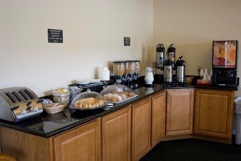 Rockford Alpine Inn And Suites 4