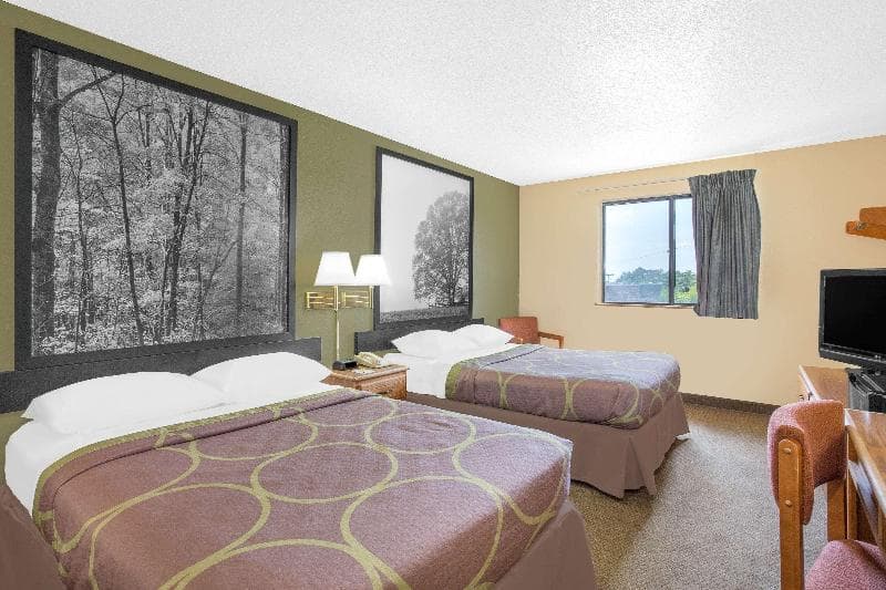 Super 8 by Wyndham Roanoke photo 1