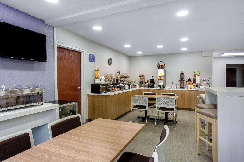 Microtel Inn & Suites by Wyndham Burlington 5
