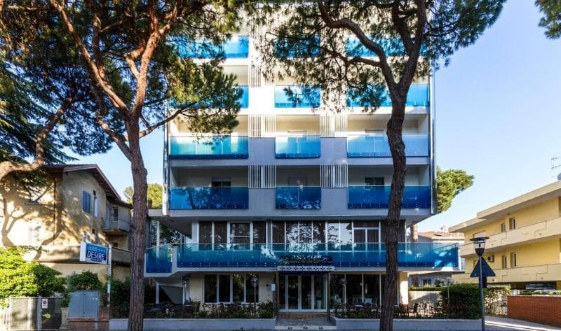 Hotel Desire 5