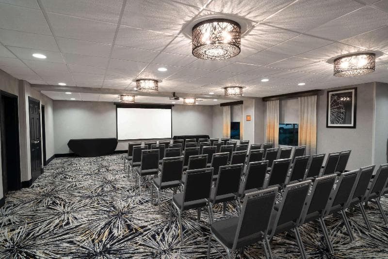 La Quinta Inn & Suites by Wyndham Raleigh Downtown North 3