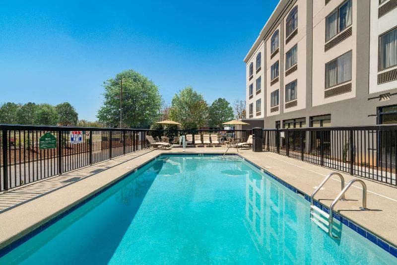 La Quinta Inn & Suites by Wyndham Raleigh Downtown North 2