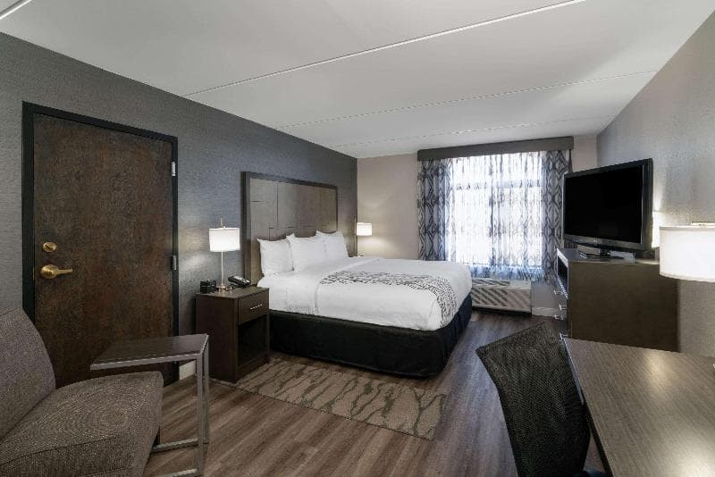 La Quinta Inn & Suites by Wyndham Raleigh Downtown North photo 1