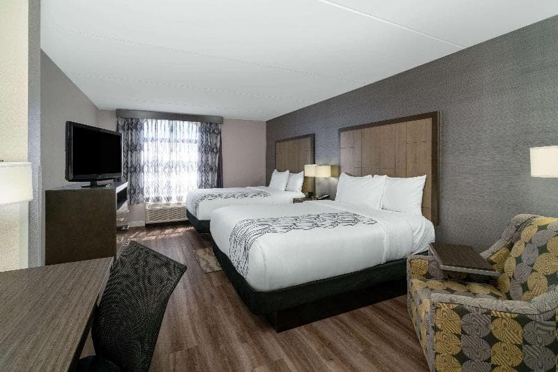 La Quinta Inn & Suites by Wyndham Raleigh Downtown North 5