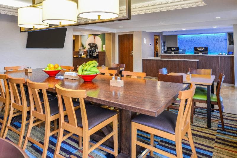 Fairfield Inn Rochester Airport 4