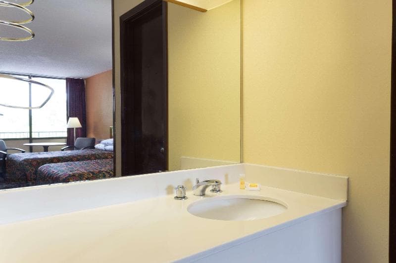 Days Inn By Wyndham Raleigh Downtown South 3