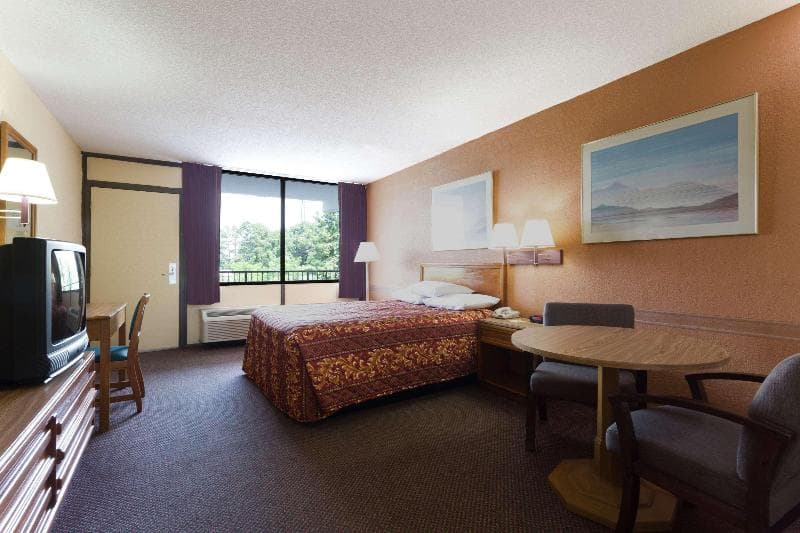 Days Inn By Wyndham Raleigh Downtown South 5