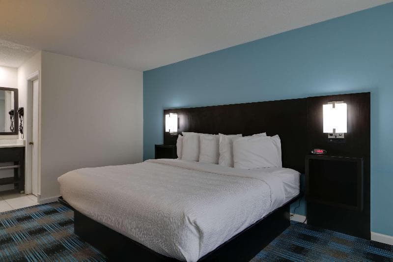 Travelodge by Wyndham Calhoun South I-75 2