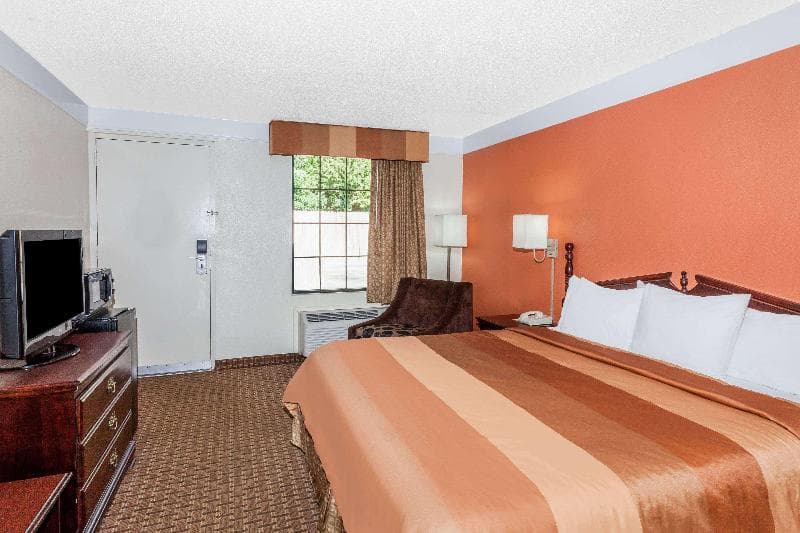 Days Inn by Wyndham Dalton 5