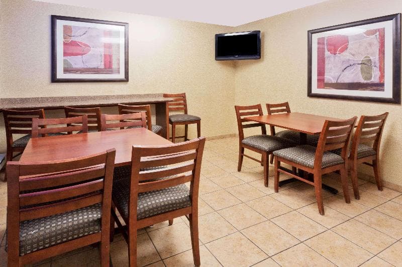 Days Inn by Wyndham Rockford 5